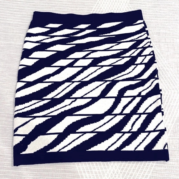 Forever 21 Zebra Print Sweater Skirt Black White M - Picture 2 of 4